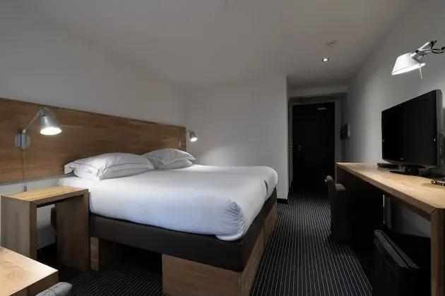 Tek Büyük Yataklı Oda (Souterraine,underground,limited views)