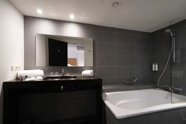 Tek Büyük Yataklı Oda (Souterraine,underground,limited views)