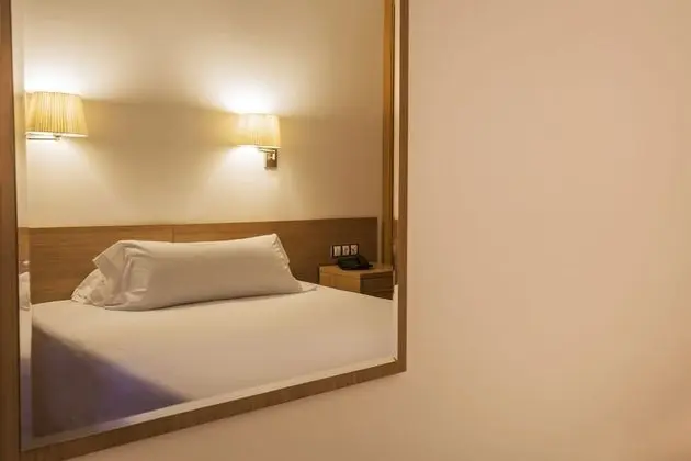 Büyük Yataklı Tek Kişilik Oda