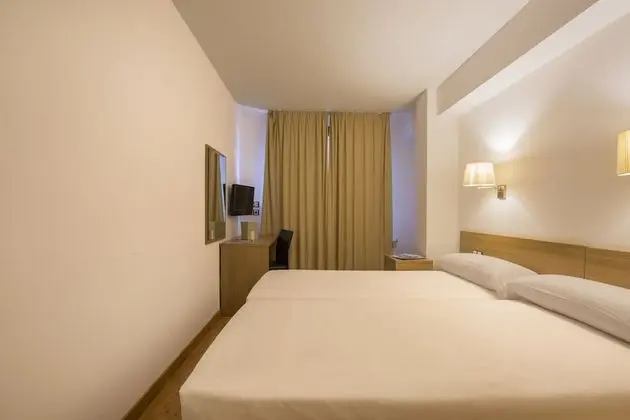 Büyük Yataklı Tek Kişilik Oda