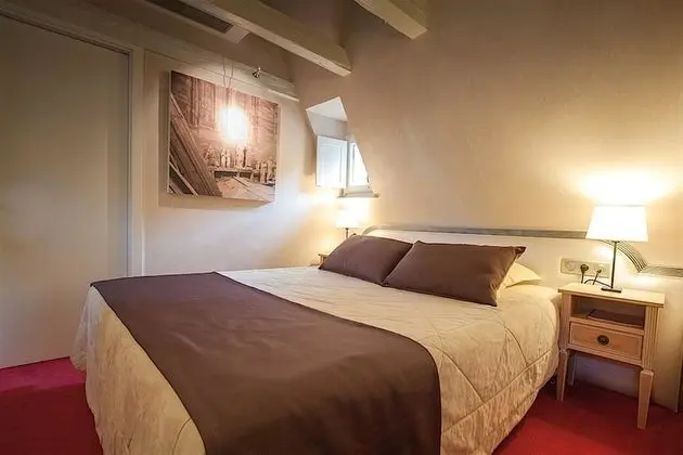 Tek Büyük Yataklı Oda (Cosy - with attic or courtyard view)