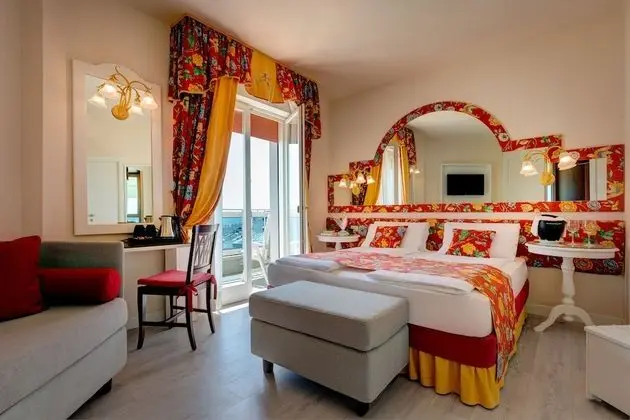 Tek Büyük veya İki Ayrı Yataklı Oda, Deniz Manzaralı (Elegance)