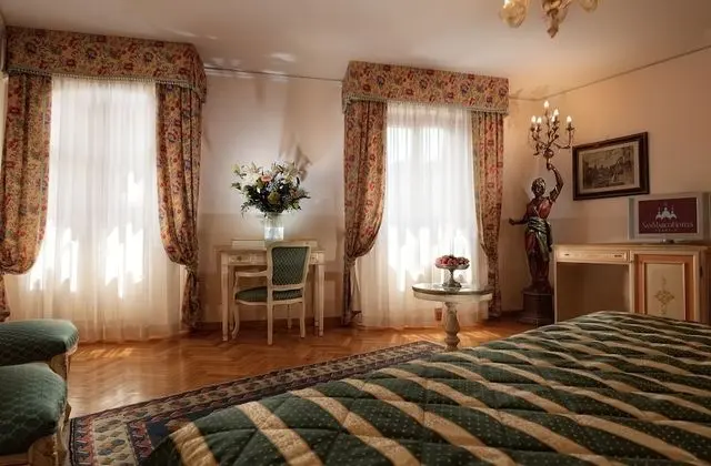 Superior Tek Büyük veya İki Ayrı Yataklı Oda, Kanal Manzaralı