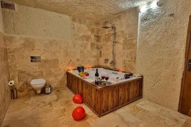 Jakuzili Cave Suite, , Jakuzili