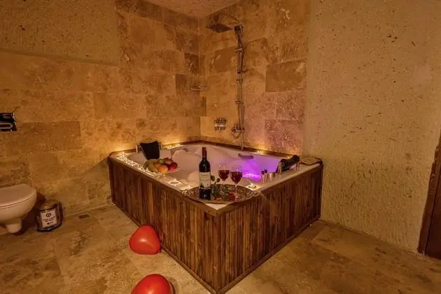 Jakuzili Cave Suite, , Jakuzili