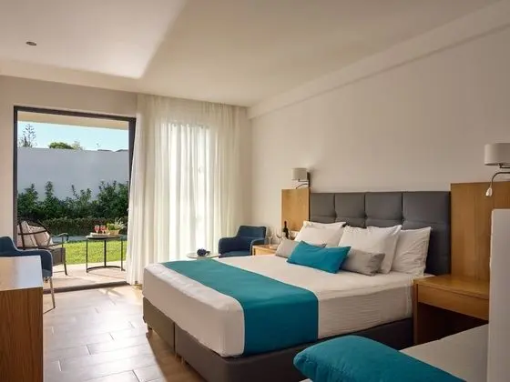 Deluxe Tek Büyük Yataklı Oda, Havuz Manzaralı