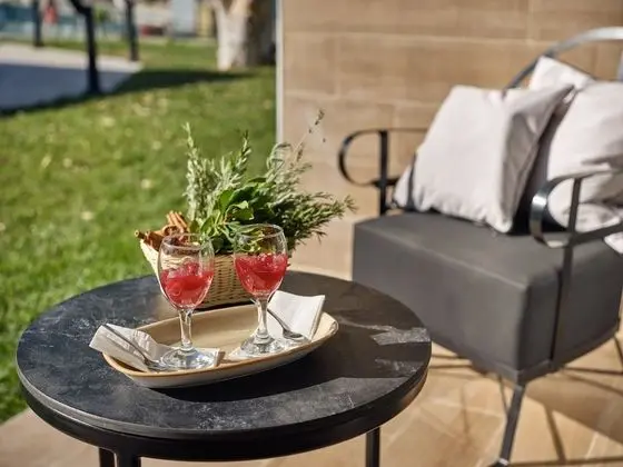 Deluxe Tek Büyük Yataklı Oda, Havuz Manzaralı