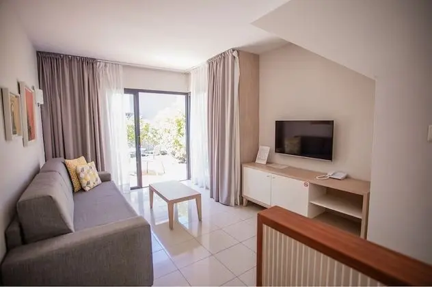 Classic 2 Bedrooms Apartment (2AD + 1CH)