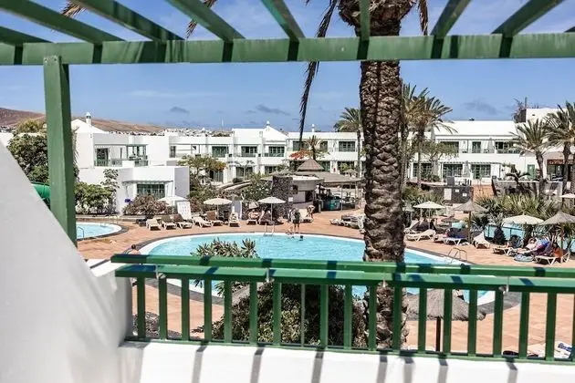Classic 1 bedroom apartment with Balcony Pool View (3AD)