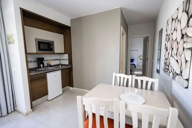 Classic 1 bedroom apartment with Balcony Pool View (3AD + 1CH)