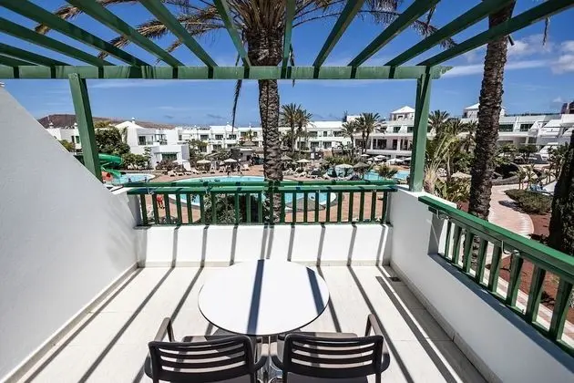 Classic 1 bedroom apartment with Balcony Pool View (3AD + 1CH)
