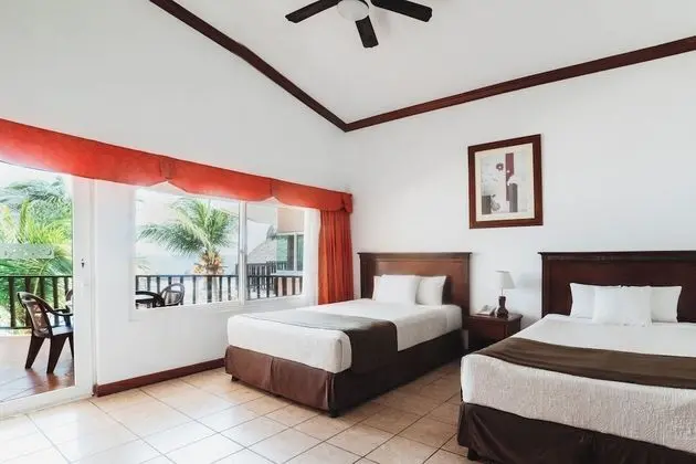 Luxury Suite, Kitchen, Beach View, 2nd Floor.