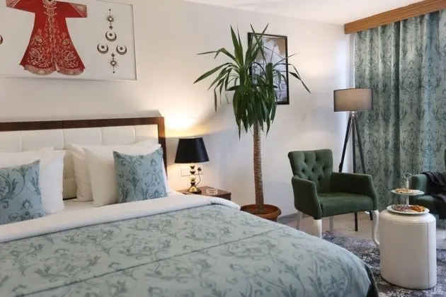 DOUBLE ROOM