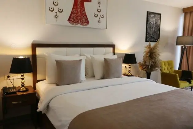DOUBLE ROOM