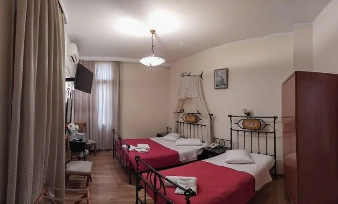 Üç Kişilik Oda
