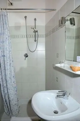 Üç Kişilik Oda