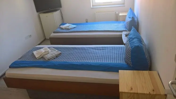 İki Ayrı Yataklı Oda, Ortak Banyo