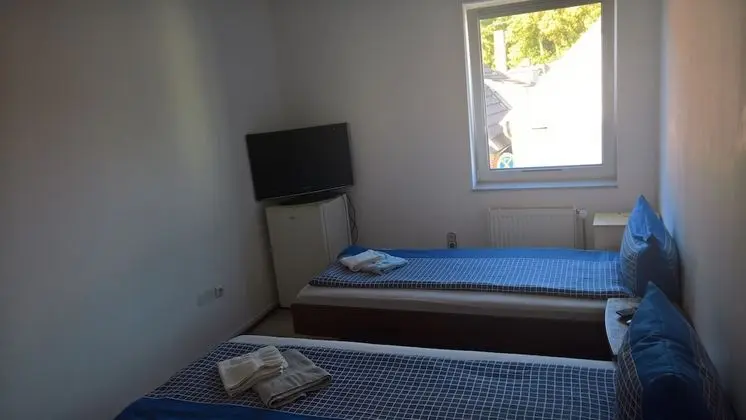 İki Ayrı Yataklı Oda, Ortak Banyo