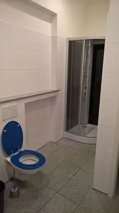 İki Ayrı Yataklı Oda, Ortak Banyo