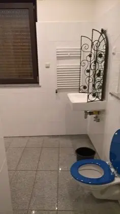 İki Ayrı Yataklı Oda, Ortak Banyo