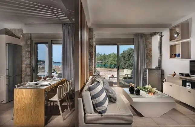 Luxury Villa, 2 Yatak Odası, Kişiye Özel Havuzlu, Plaj Kenarı (Lithos)