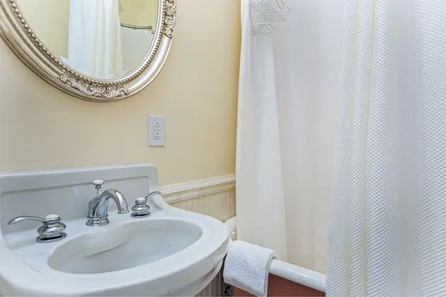 Oda, Özel Banyo (The Queen Anne Room)
