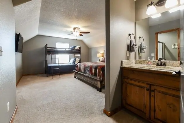 Ev (Cedar Crest Lodge - Resort Amenities )