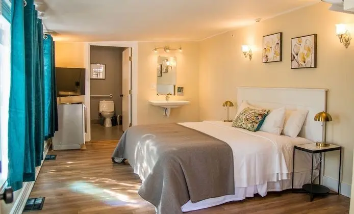 Accessible Suite (ADA)