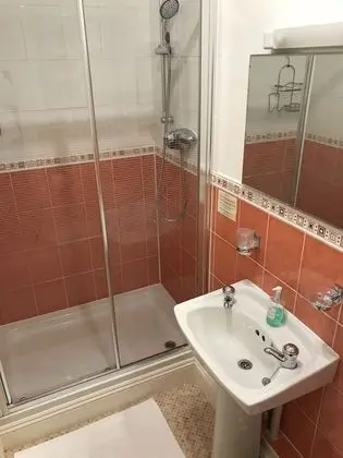 Tek Büyük Yataklı Oda (Blue room)