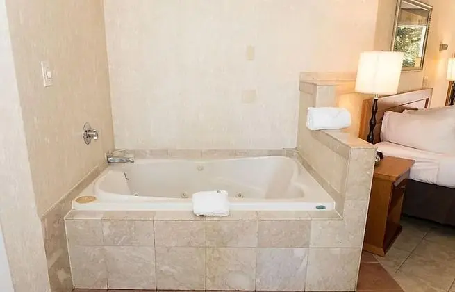 Luxury Oda, 2 Büyük (Queen) Boy Yatak, Sigara İçilebilir, Sıcak Su Küveti