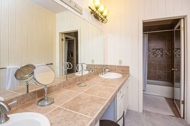 Ev, Birden Çok Yatak, Sıcak Su Havuzu