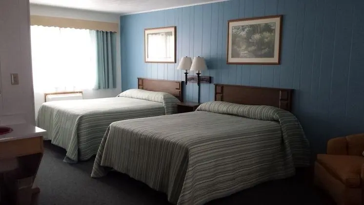 Standard Oda (2 Queen Beds and 1 Sofa Bed)