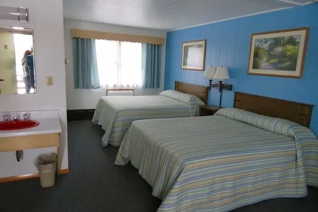 Standard Oda (2 Queen Beds and 1 Sofa Bed)