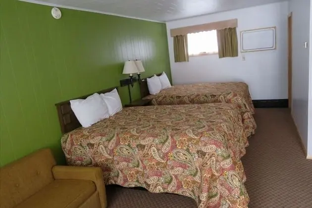 Standard Oda (2 Queen Beds and 1 Sofa Bed)