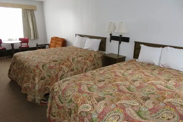 Standard Oda (2 Queen Beds and 1 Sofa Bed)