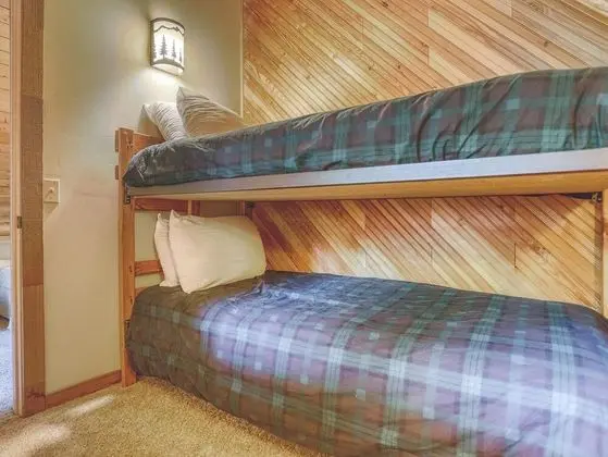 Kulübe, Birden Çok Yatak (Cedarwood Lodge)
