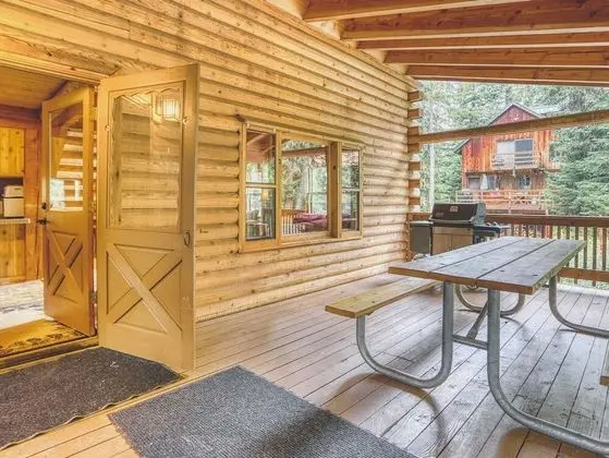 Kulübe, Birden Çok Yatak (Cedarwood Lodge)