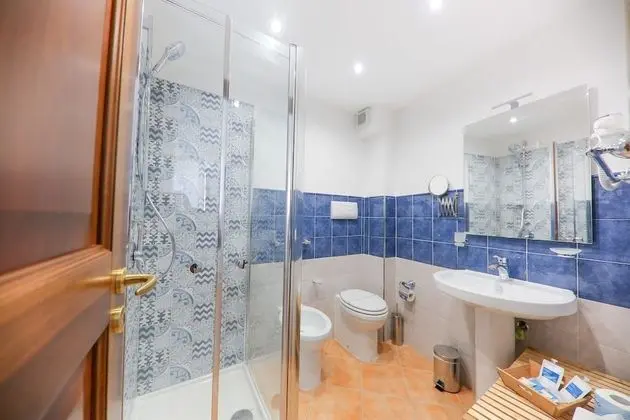 Üç Kişilik Oda, Deniz Manzaralı