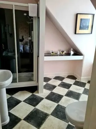 Üç Kişilik Oda, Banyolu/Duşlu