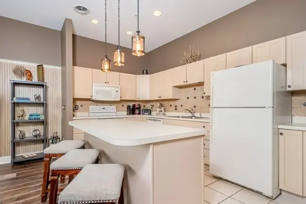 Ev, Birden Çok Yatak, Sıcak Su Havuzu