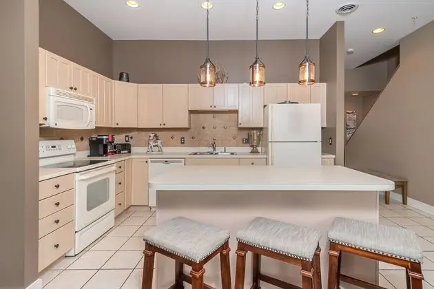 Ev, Birden Çok Yatak, Sıcak Su Havuzu