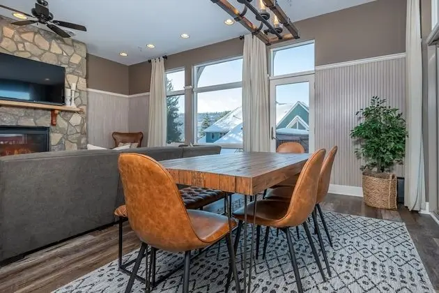 Ev, Birden Çok Yatak, Sıcak Su Havuzu