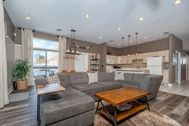 Ev, Birden Çok Yatak, Sıcak Su Havuzu