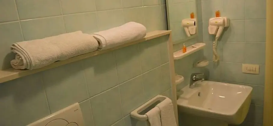 Camera doppia, balcone, primo piano, vista mare