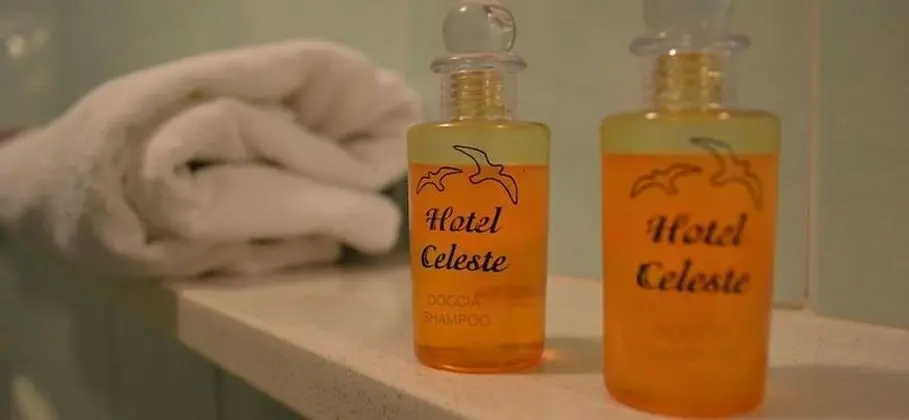 Camera doppia, balcone, primo piano, vista mare