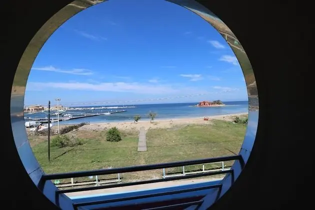 Camera doppia, balcone, primo piano, vista mare