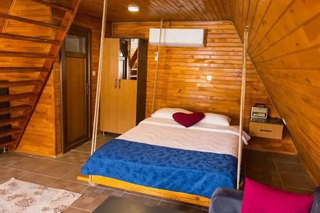 Bungalow, Kara ve Havuz Manzaralı, Havuzlu
