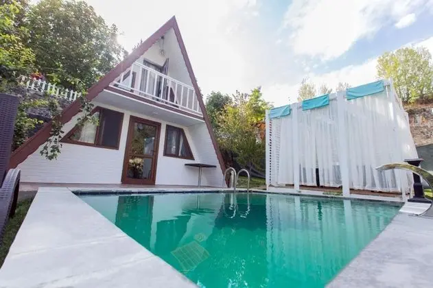 Bungalow, Kara ve Havuz Manzaralı, Havuzlu