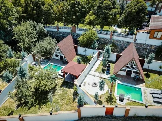 Bungalow, Kara ve Havuz Manzaralı, Havuzlu