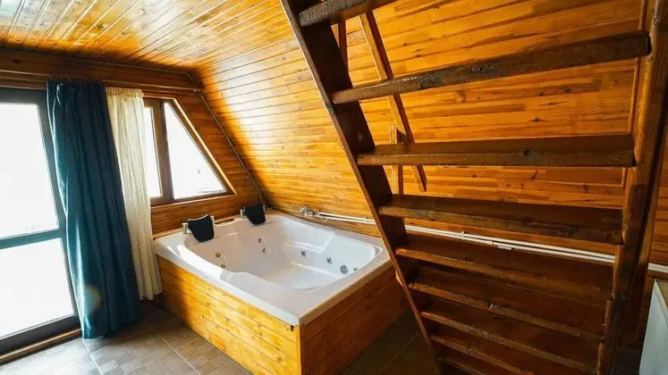 Bungalow, Kara ve Havuz Manzaralı, Havuzlu